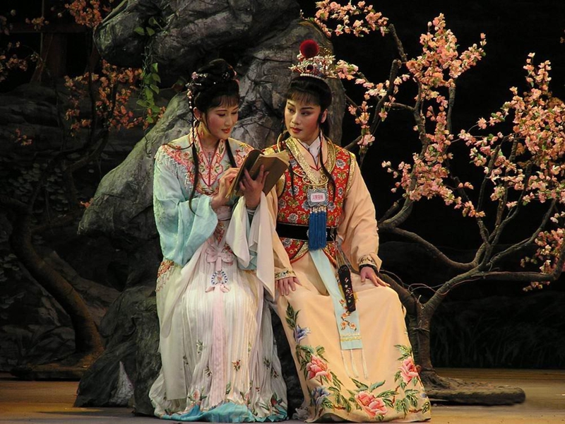 SHAN Yangping & QIAN Huili) have been huge celebrities within yue opera community, and this scene from Dream of the Red Chamber